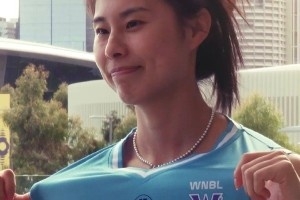 加盟WNBL！王思雨晒签约照：梦想没有边界 新篇章 开始乘风破浪