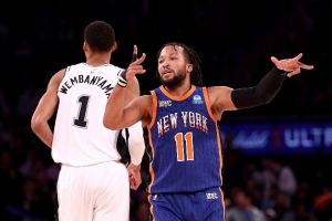 马刺首发5人本赛季薪资共计9053万美元 比尼克斯首发少了8149万