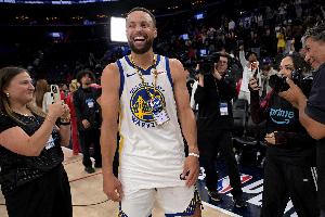 乔·约翰逊：李宁肯定给了库里大合同 库里品牌后面也会签NBA球员