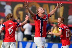 挪威球迷谈为何不做划船庆祝动作：维京人是扬帆航行，而不是划桨