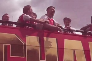 本怀特在巡游中顺走厄德高的墨镜扔给球迷，厄德高很是心疼